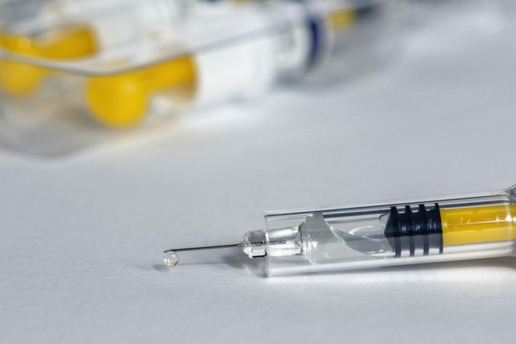 Britanac vakcinisan protiv virusa korona otkriva nuspojave