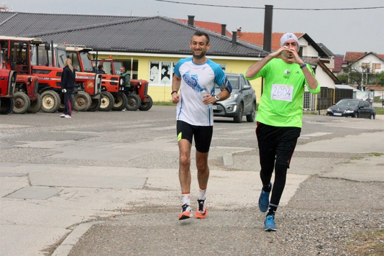 Modrički atletičari istrčali polumaraton uz moto "Stop Kovidu-19"