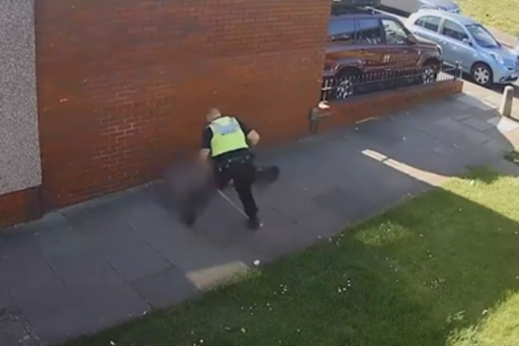 Policajac snimljen kako tuče dječaka na ulici