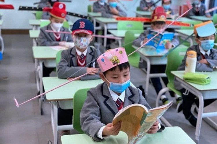 Djeca u Kini osmislila specijalne kape za distanciranje u školi