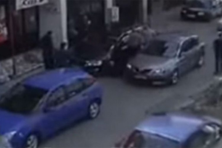 Snimljena brutalna tuča u Novom Pazaru