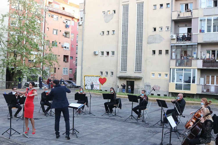 Opera SNP u Novom Sadu izvela ulični koncert za sugrađane