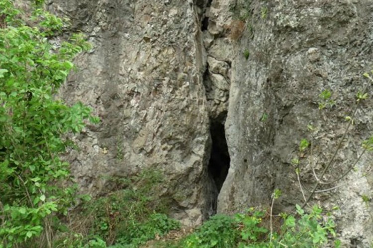 Pećina koju čuvaju zmije krije krunu i blago cara Dušana