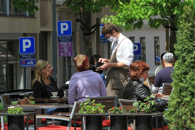 Beograd ponovo otvorio kafiće i restorane, građani u ljetnim baštama