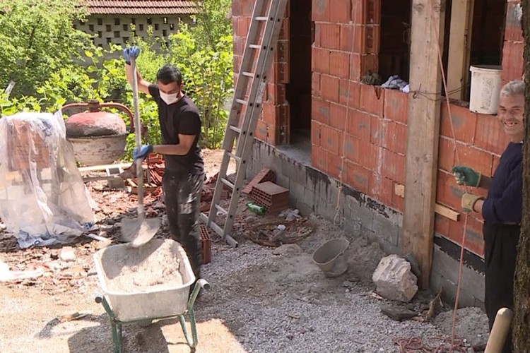 Bihać: Složni mještani grade kuću za komšiju