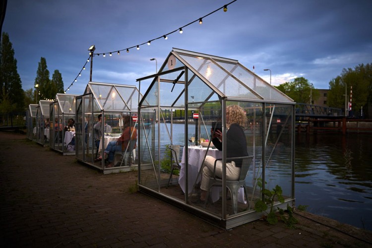 Nizozemci smislili staklene kućice za romantične večere u restoranima
