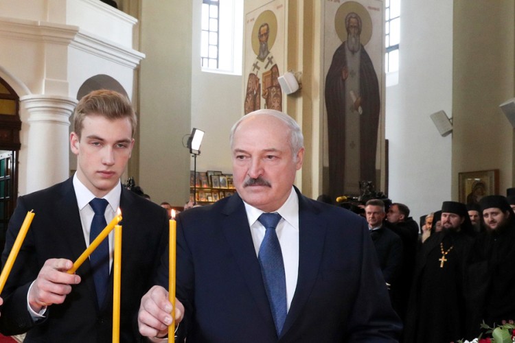 Stotine Bjelorusa bez maski obilježile Dan pobjede u crkvi