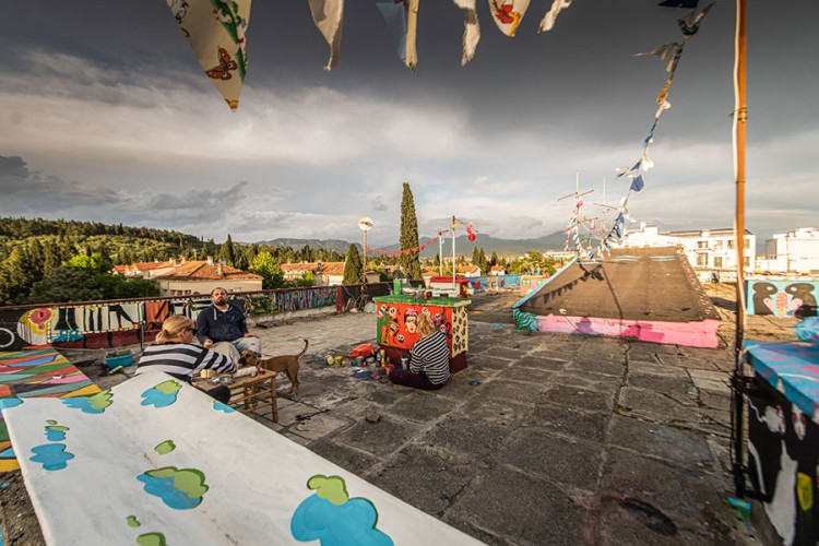 Umjetnici iz Podgorice vrijeme provode slikajući murale na krovu zgrade