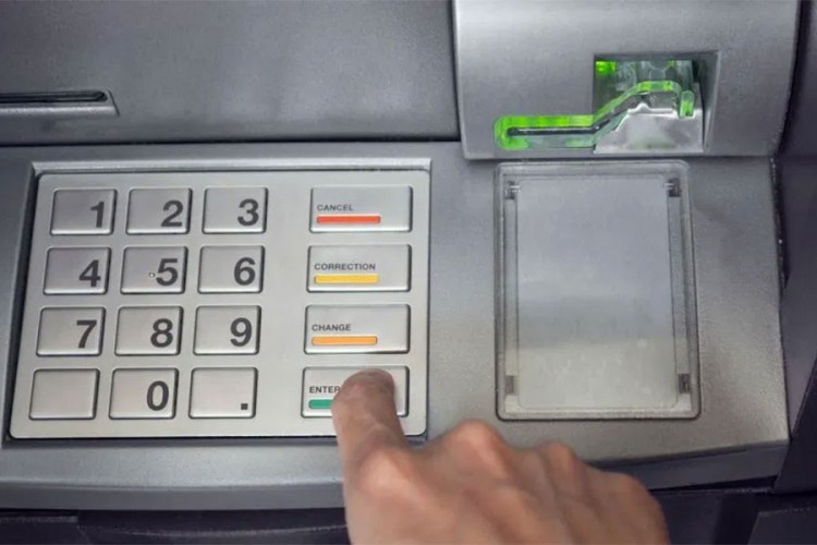 Objavljen snimak filmske pljačke: Evo kako su razbojnici iščupali bankomat