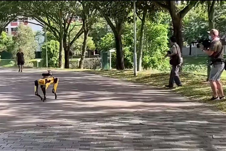 Robot podsjeća ljude da drže distancu