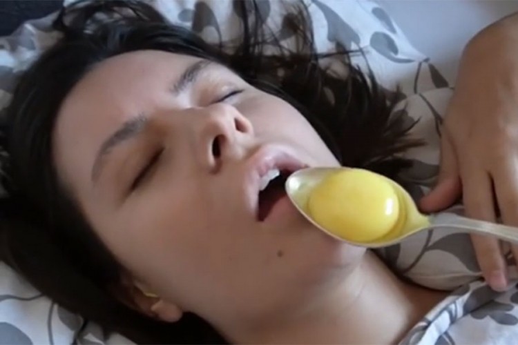 Ubacio ženi žumanjak u usta dok je spavala, snimak postao hit