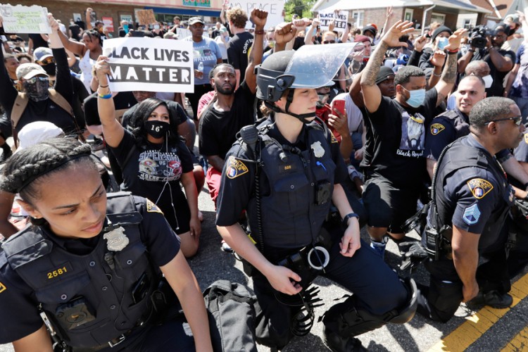 Zašto policajci u SAD kleče na jednom koljenu sa demonstrantima