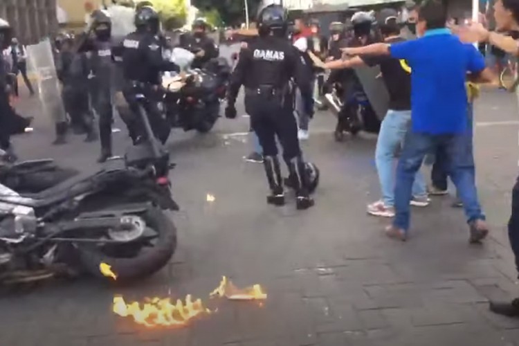 Demonstrant zapalio policajca, objavljen uznemirujući snimak