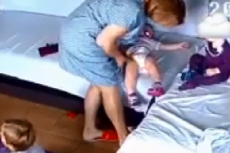 Vaspitačica snimljena kako davi dijete