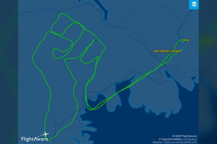 Pilot avionom iscrtao uzdignutu pesnicu za Džordža Flojda