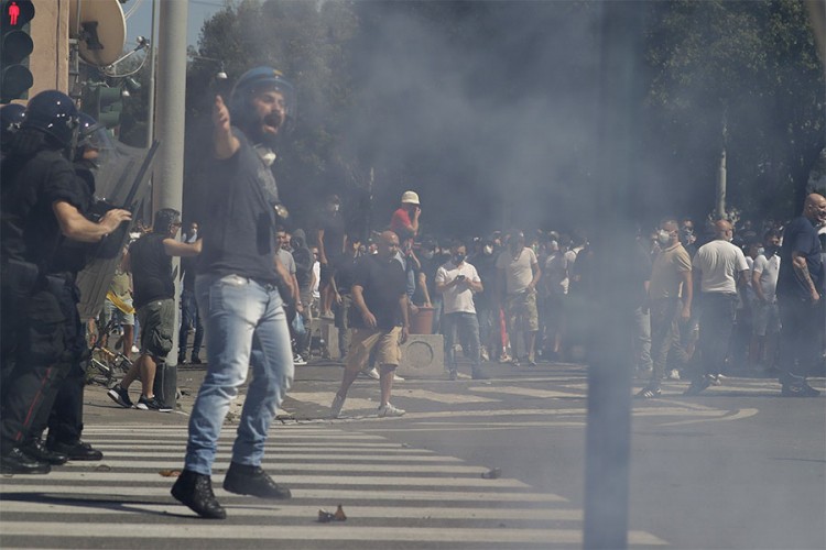 Neofašisti na protestu u Rimu, sukobi i petarde na ulicama
