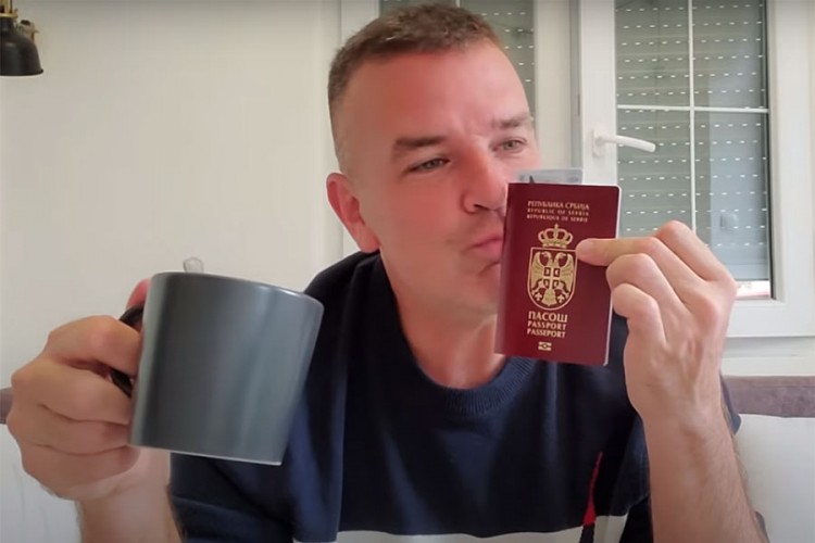 Amerikanac ljubi srpski pasoš: Ovaj dan da bude moja slava