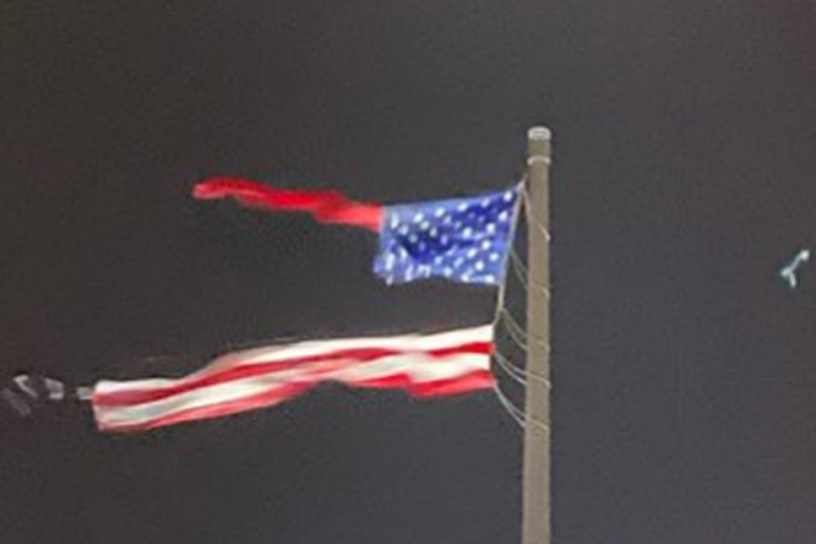 Udar groma pocijepao najveću američku zastavu na svijetu