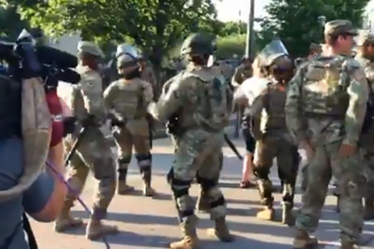 Hit snimak: Nacionalna garda zaplesala sa demonstrantima