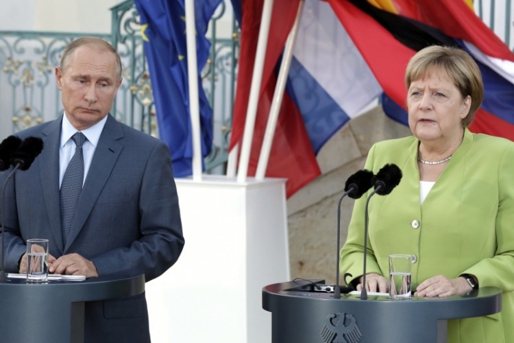 Putin i Merkelova razgovarali o rješenju situacije u istočnoj Ukrajini