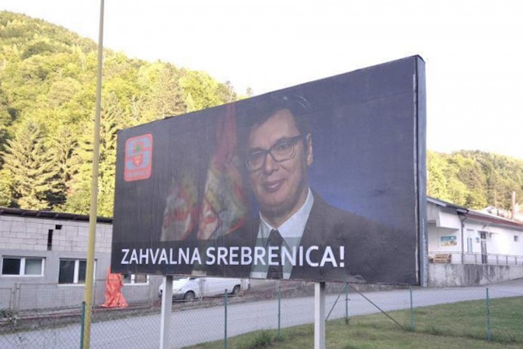 U Srebrenici ponovo postavljen bilbord s likom Vučića