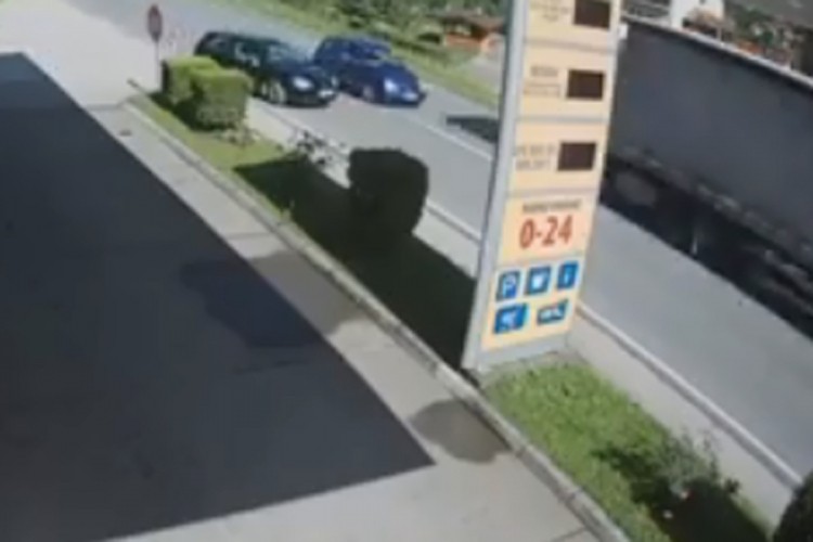 Kamera snimila stravičan sudar kamiona i auta kod Teslića
