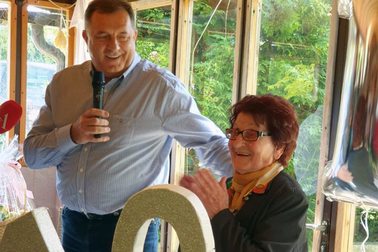 Dodik iznenadio baku Maru na proslavi 100. rođendana