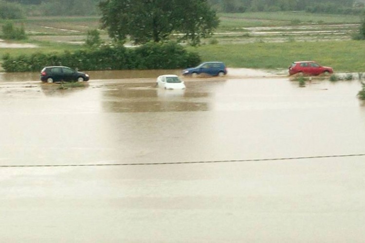 Olujno nevrijeme u Gradačcu: Voda u objektima, oštećeni putevi