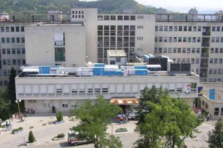 Još jedna osoba zaražena koronom preminula u UKC-u Tuzla, 21 novi slučaj