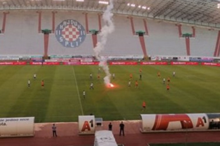 Nezapamćen incident navijača Hajduka, signalnom raketom na fudbalere