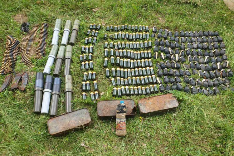 U plastičnom buretu pronađeni bombe, trombloni i municija