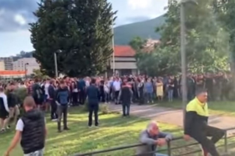 Nove tenzije u Budvi, građani ispred stanice policije