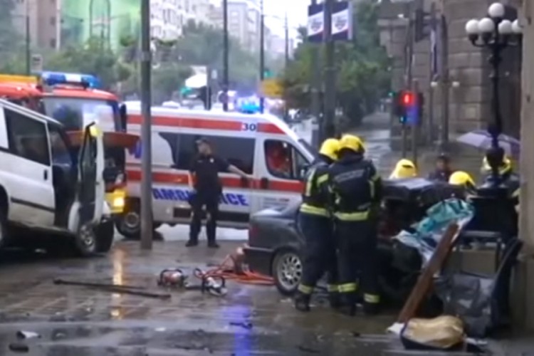 Stravične scene udesa: Vatrogasci sjekli vozilo da izvuku povrijeđene
