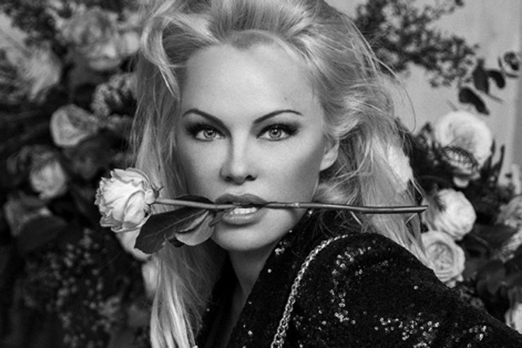Pamela Anderson se skinula i pokazala da je bomba i u šestoj deceniji