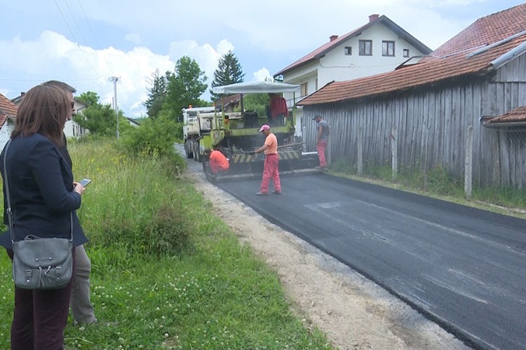 Prvi projekti poslije 20 godina: Asfaltiran put kroz Lušci Palanku