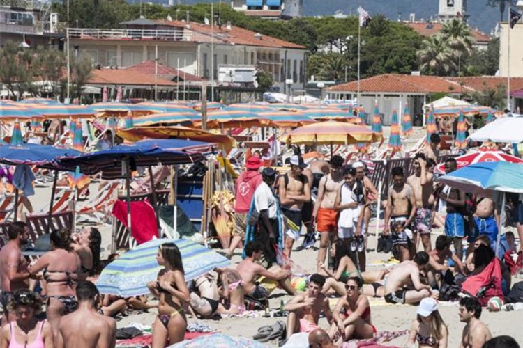 Gužve na plažama u Italiji, virusolozi apeluju na oprez