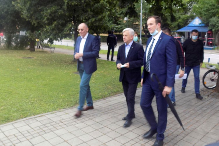 Čubrilović glasao na biralištu u Banjaluci: Srbija stoji iza RS i BiH