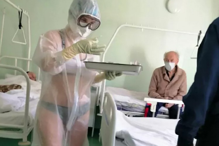 "Bikini medicinska sestra" iz Rusije u manekenskim vodama