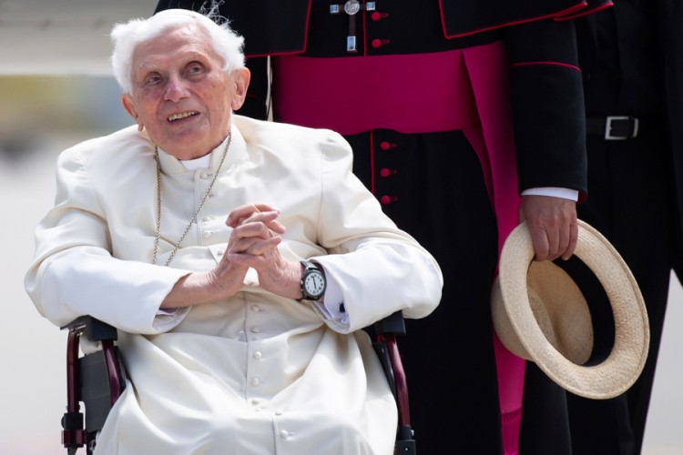 Bivši papa vratio se u Vatikan, obišao brata u Njemačkoj