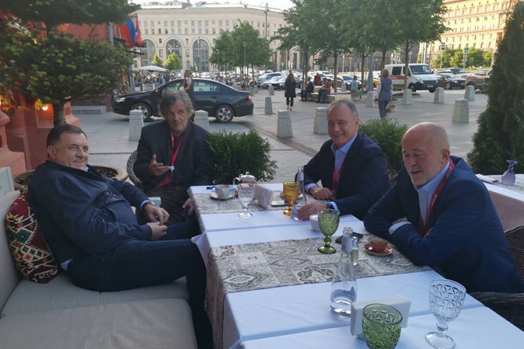 Dodik sa Kusturicom i saradnicima na kafi u Moskvi