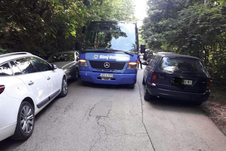 Zbog nesavjesnih vozača blokiran prolaz "Banj busa"