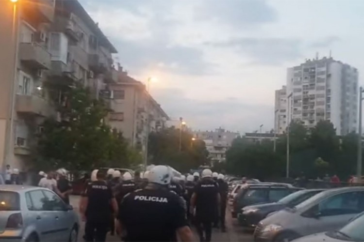Neredi i u Podgorici: Policija bacila suzavac, privedeni poslanici DF-a i građani