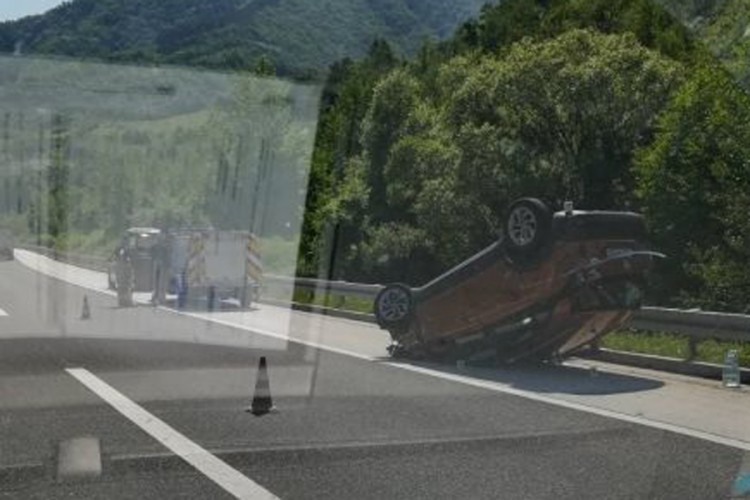 Auto završio na krovu na autoputu, povrijeđeni Banjalučanin i Sarajka