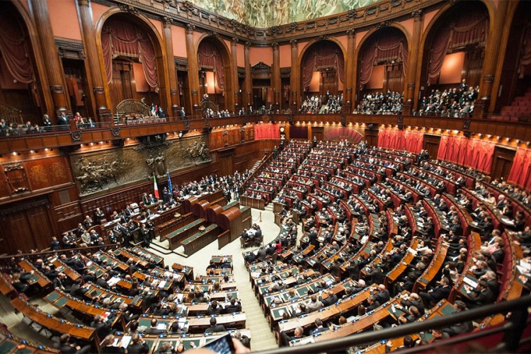 Nevjerovatne scene u italijanskom parlamentu: Poslanika jedva iznijeli iz sale