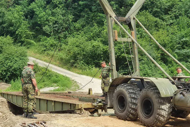 Vojska Srbije postavila most u Malom Zvorniku