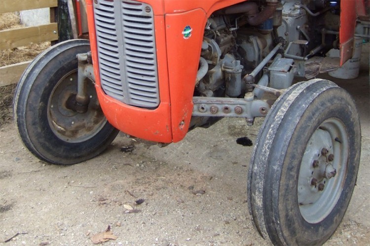 Dva tinejdžera poginula u prevrtanju traktora