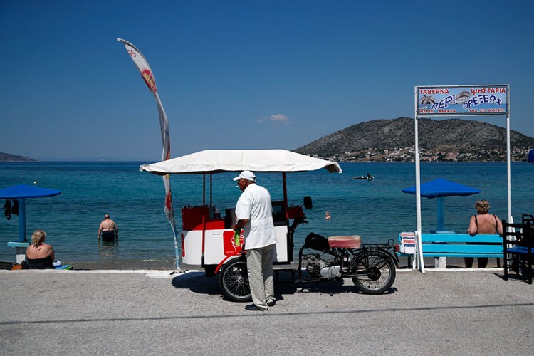 Plaža u Atini zatvorena zbog 17 ljudi viška
