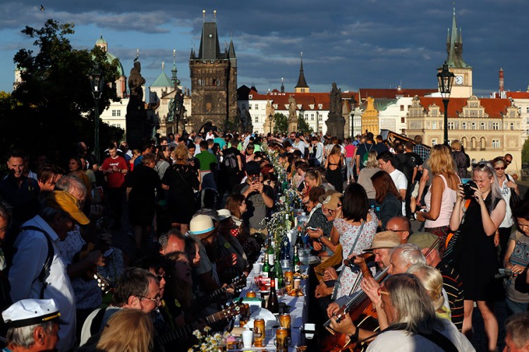 U Češkoj organizovana oproštajna žurka za koronu
