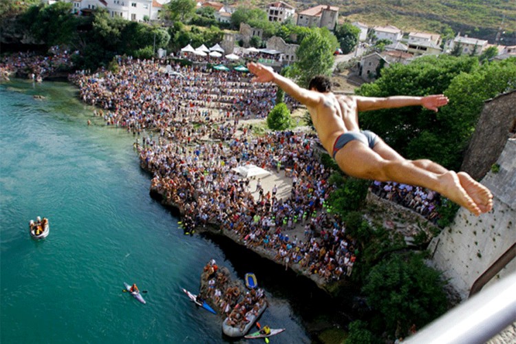 Skokovi sa Starog mosta u Mostaru 26. jula, upitno prisustvo publike