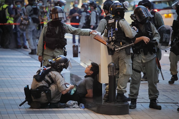 Stotine ljudi protestovalo u Hongkongu, 70 uhapšenih